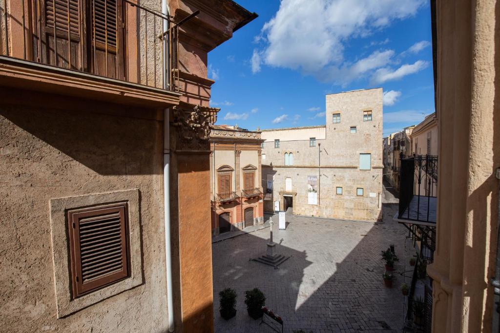 een uitzicht op een steeg vanuit een gebouw bij La stanza del Vicolo in Palermo