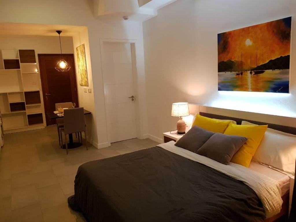 Postel nebo postele na pokoji v ubytování Studio 103, Ebene Square