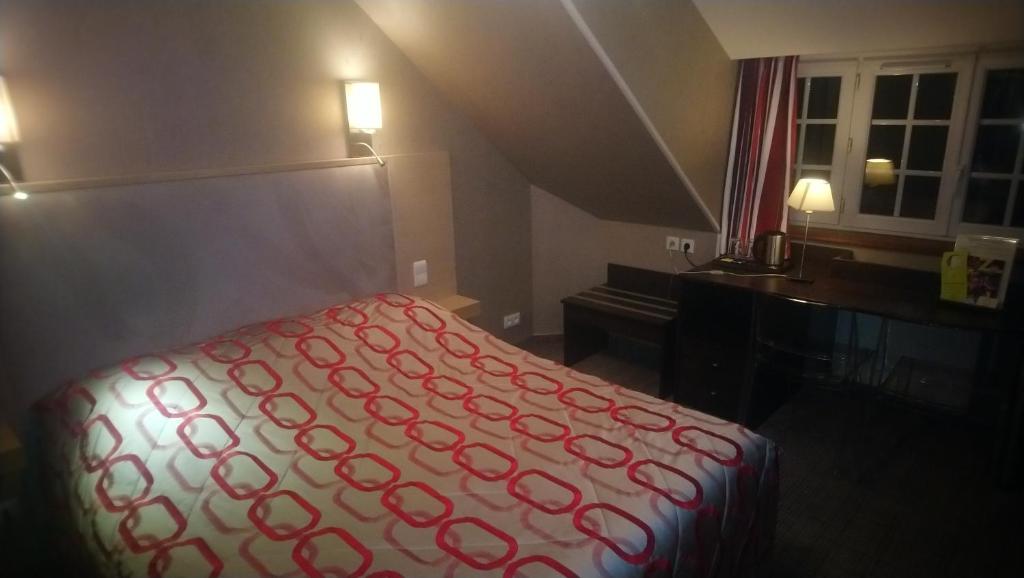Postel nebo postele na pokoji v ubytování Hôtel de La Croix d'Or