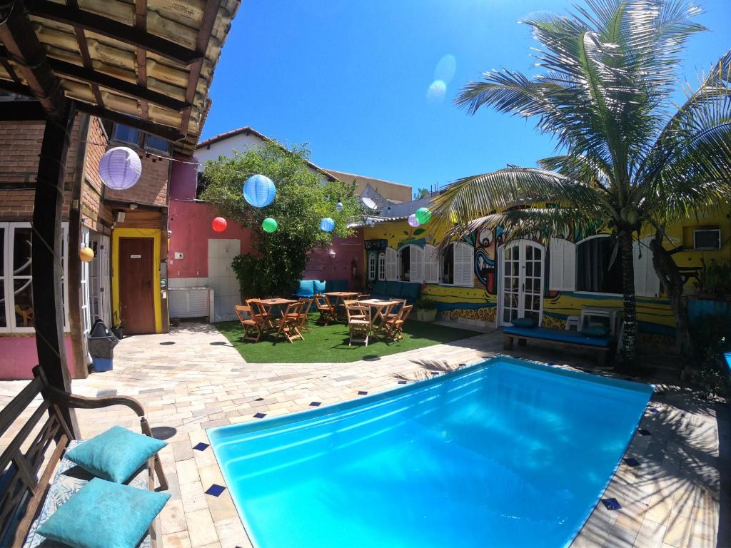 una piscina en el patio de una casa en Acquarela Hostel, en Arraial do Cabo