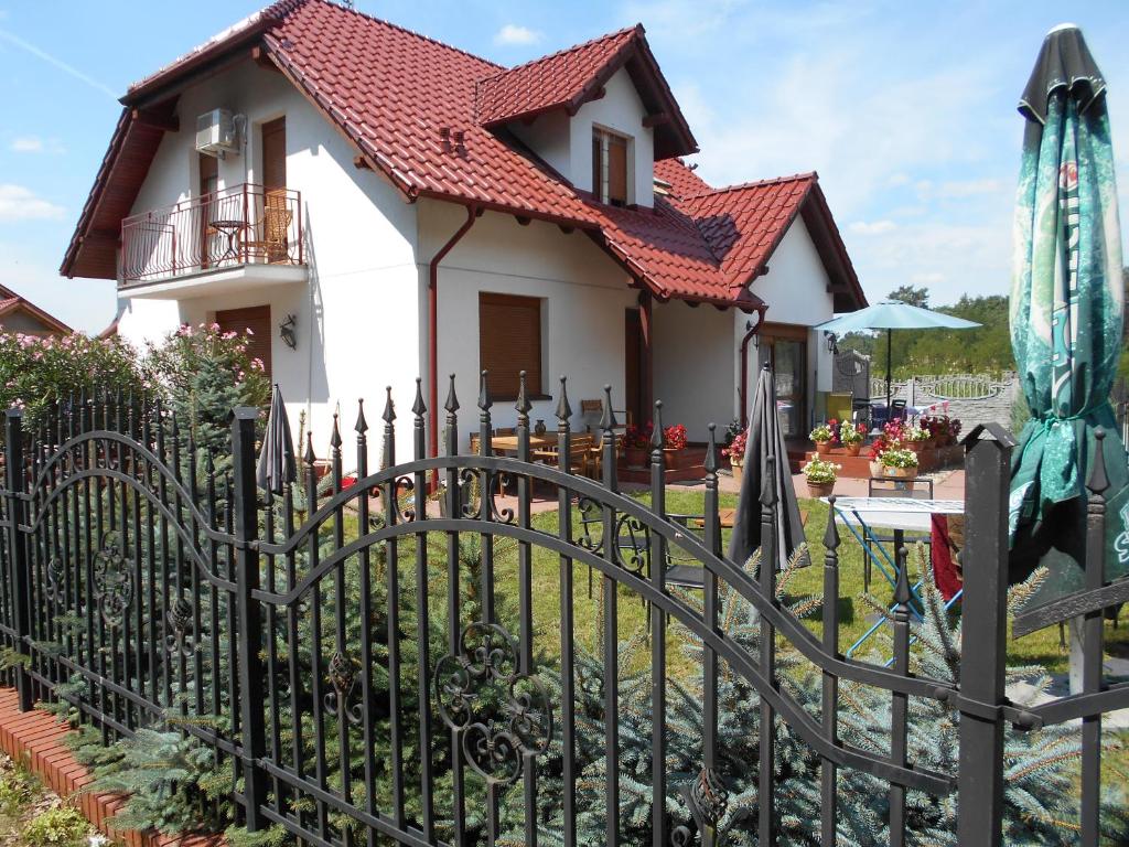 une maison avec une clôture devant elle dans l'établissement Boszkowianka, à Boszkowo