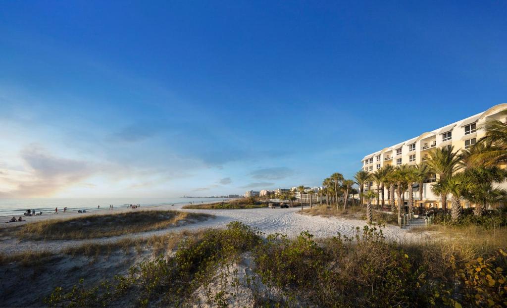 vistas a una playa con un hotel y palmeras en The Residences on Siesta Key Beach by Hyatt Vacation Club, en Sarasota