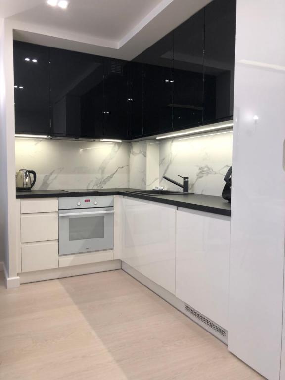 Kuchyňa alebo kuchynka v ubytovaní APARTAMENT BLIŻEJ MORZA Sorrento z garażem