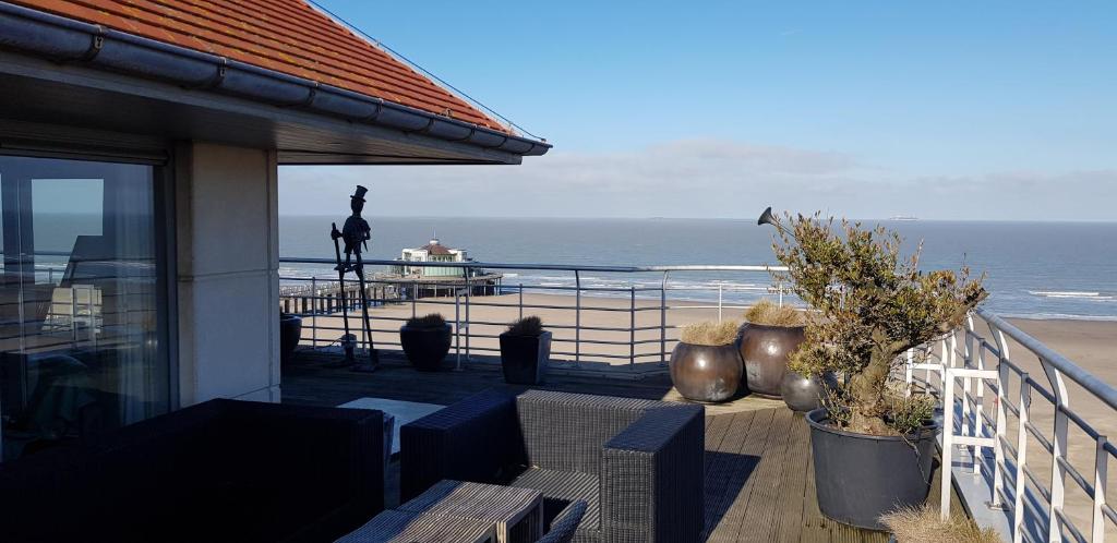 a balcony of a house with a view of the beach at IDEAL TOWER DAKTERRAS in Blankenberge