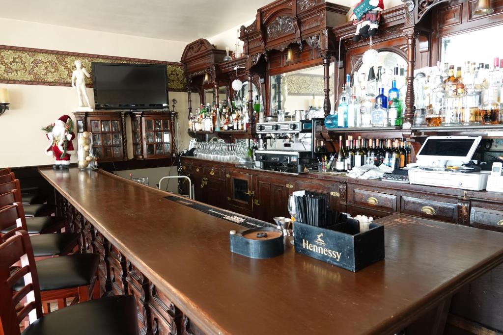 - un bar avec un comptoir en bois dans la chambre dans l'établissement Union Hotel, à Benicia