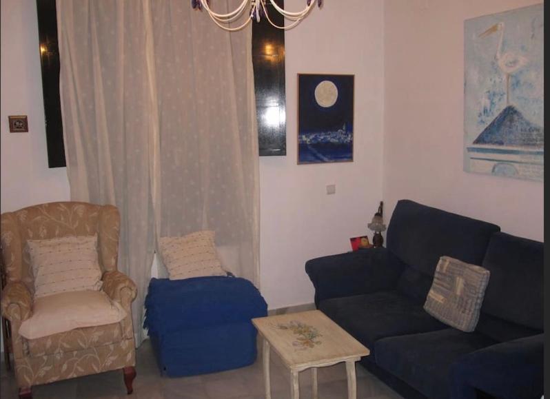 A seating area at Apartamento Santa Cruz
