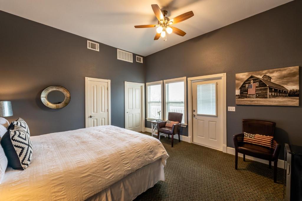 Gruene River Hotel & Retreat - Room King Con Balcón