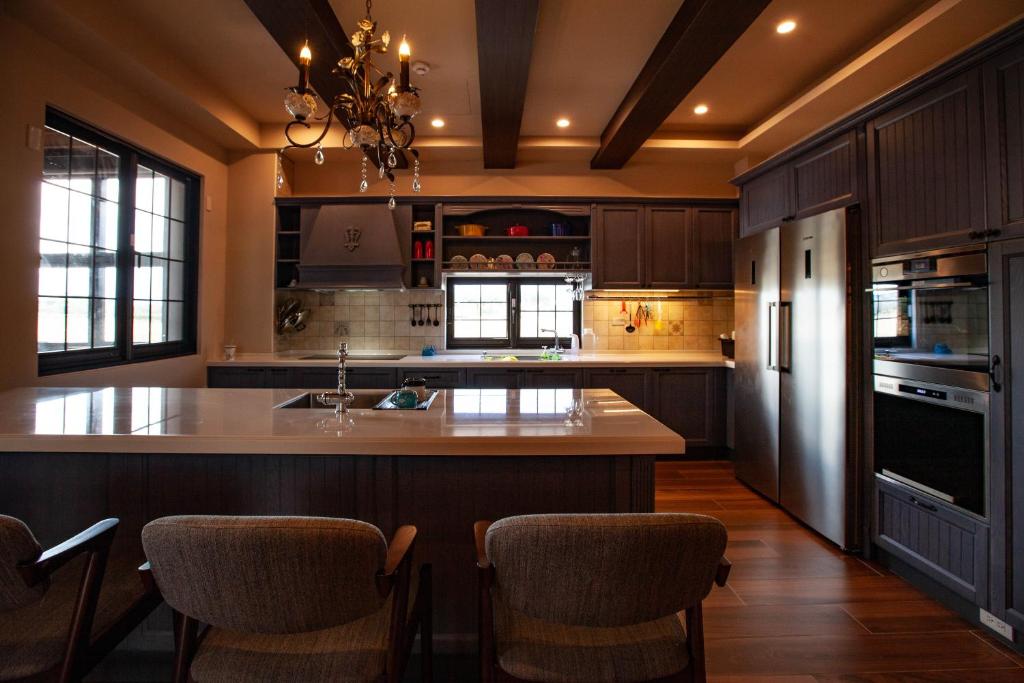 A kitchen or kitchenette at Hogwarts Castle Guest House