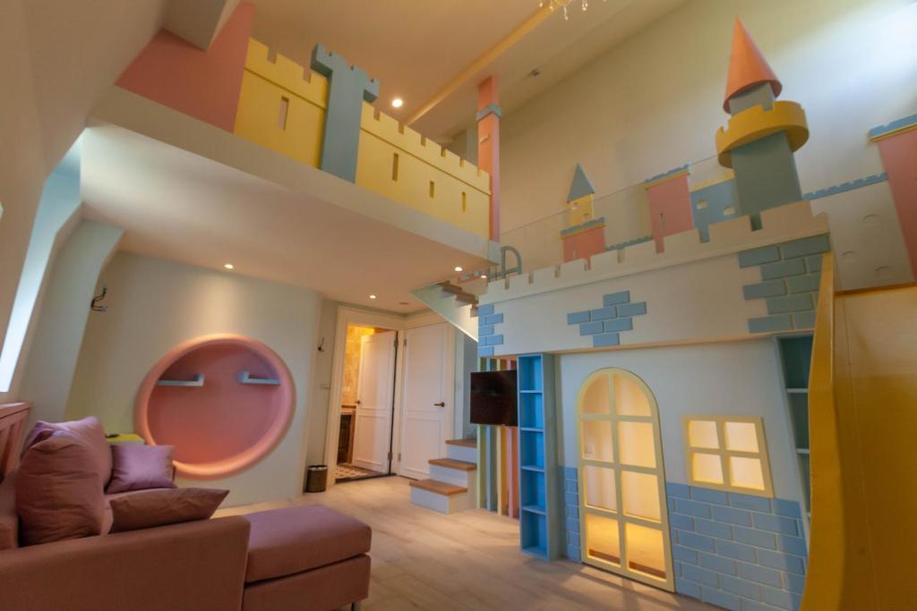 A television and/or entertainment centre at Hogwarts Castle Guest House