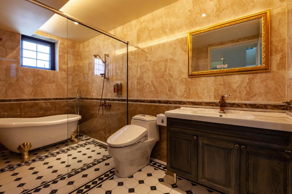 A bathroom at Hogwarts Castle Guest House