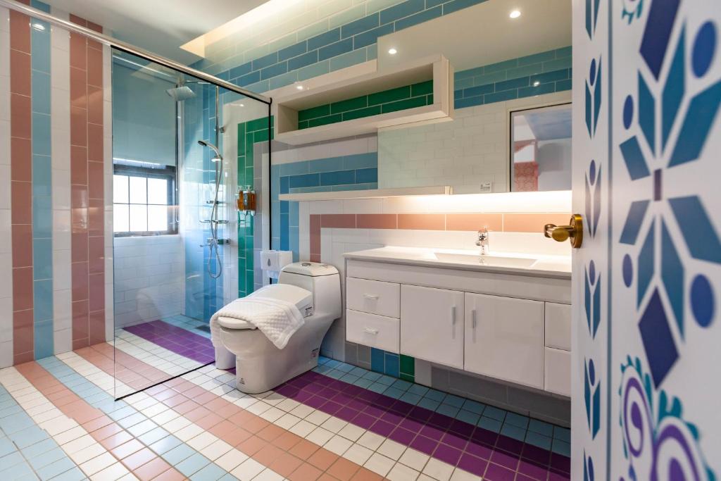 A bathroom at Hogwarts Castle Guest House