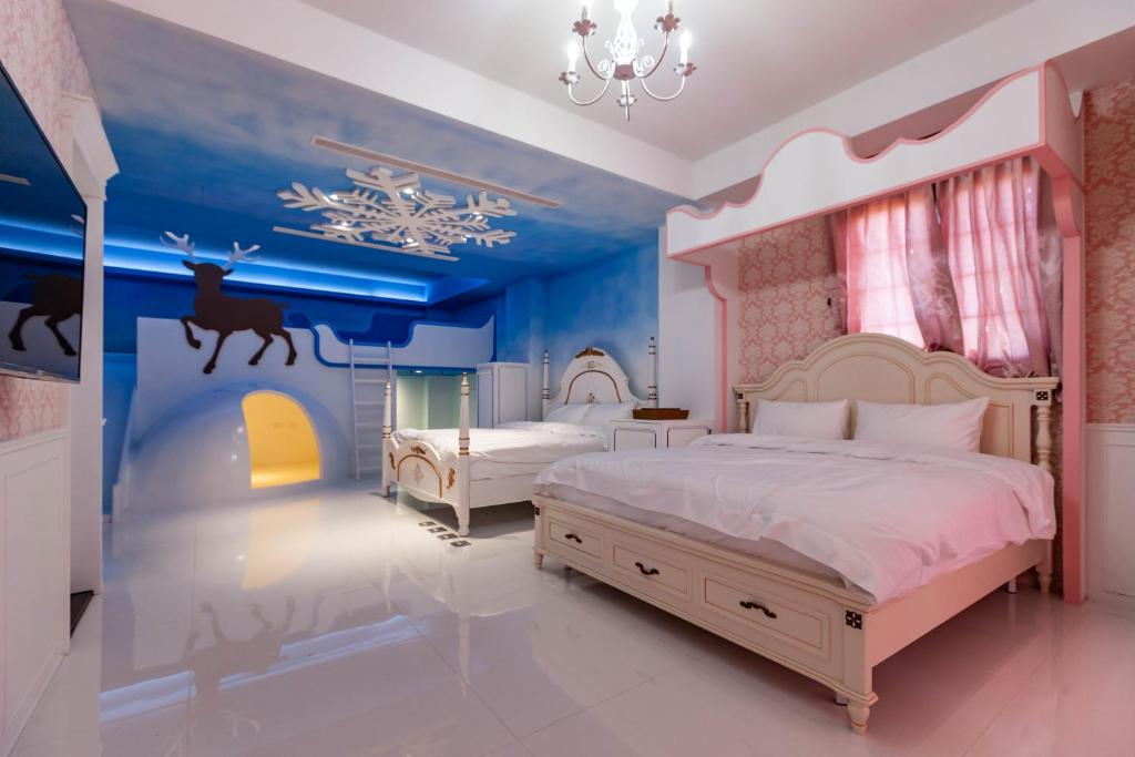 A bed or beds in a room at Hogwarts Castle Guest House