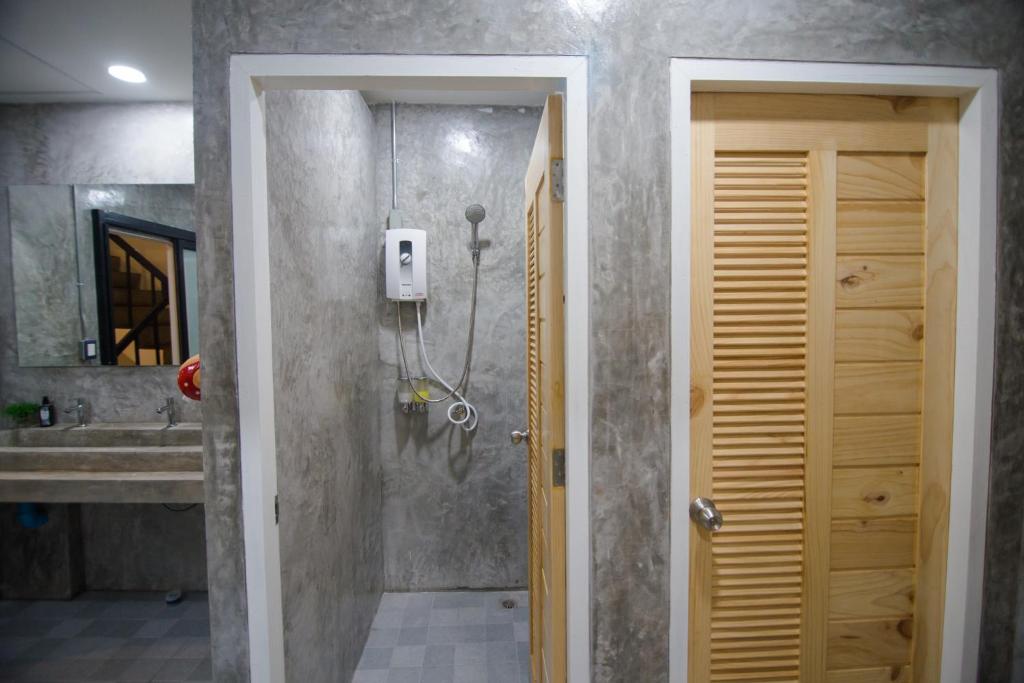 Koupelna v ubytování Suree House