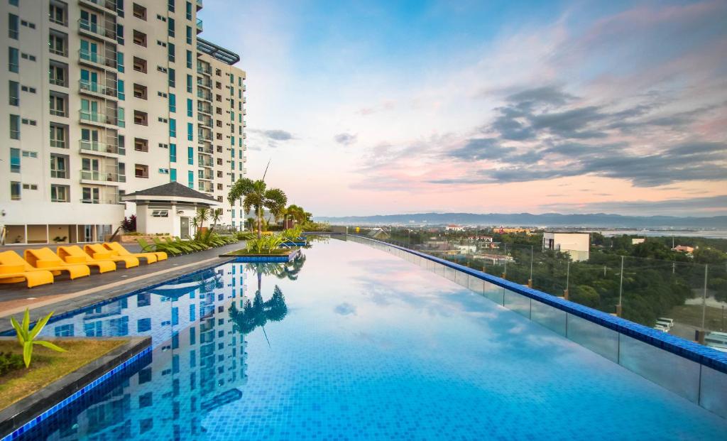 - une piscine au milieu d'un bâtiment dans l'établissement C Suites at Mactan Newtown, à Mactan