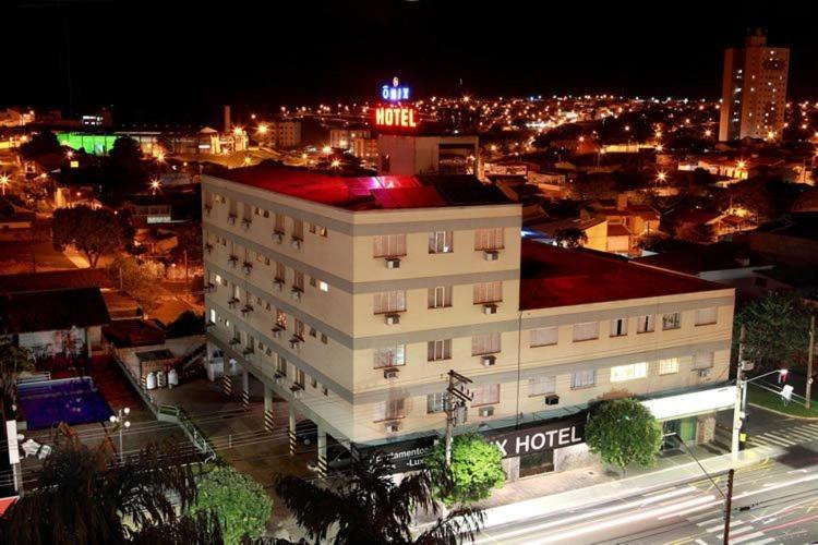 un edificio de hotel en una ciudad por la noche en Ônix Hotel, en Assis