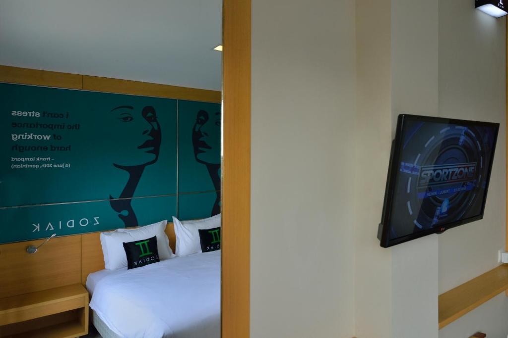 Postel nebo postele na pokoji v ubytování Zodiak MT Haryono by KAGUM Hotels