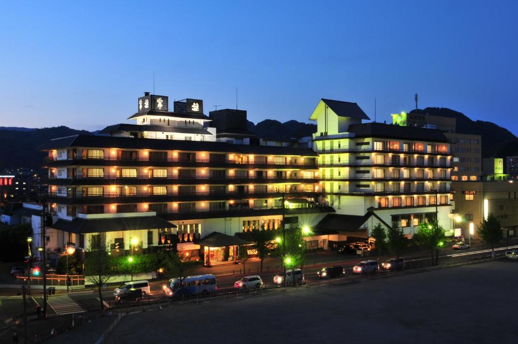 un gran edificio con coches estacionados en un estacionamiento en Tokiwa en Yamaguchi