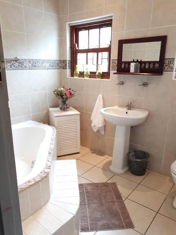 Knysna N2 Lodge - Image 45