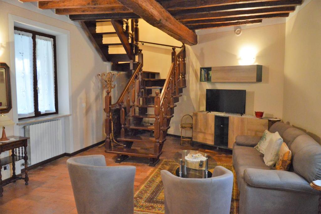 uma sala de estar com um sofá e uma televisão em CORTE MORONA em Marmirolo