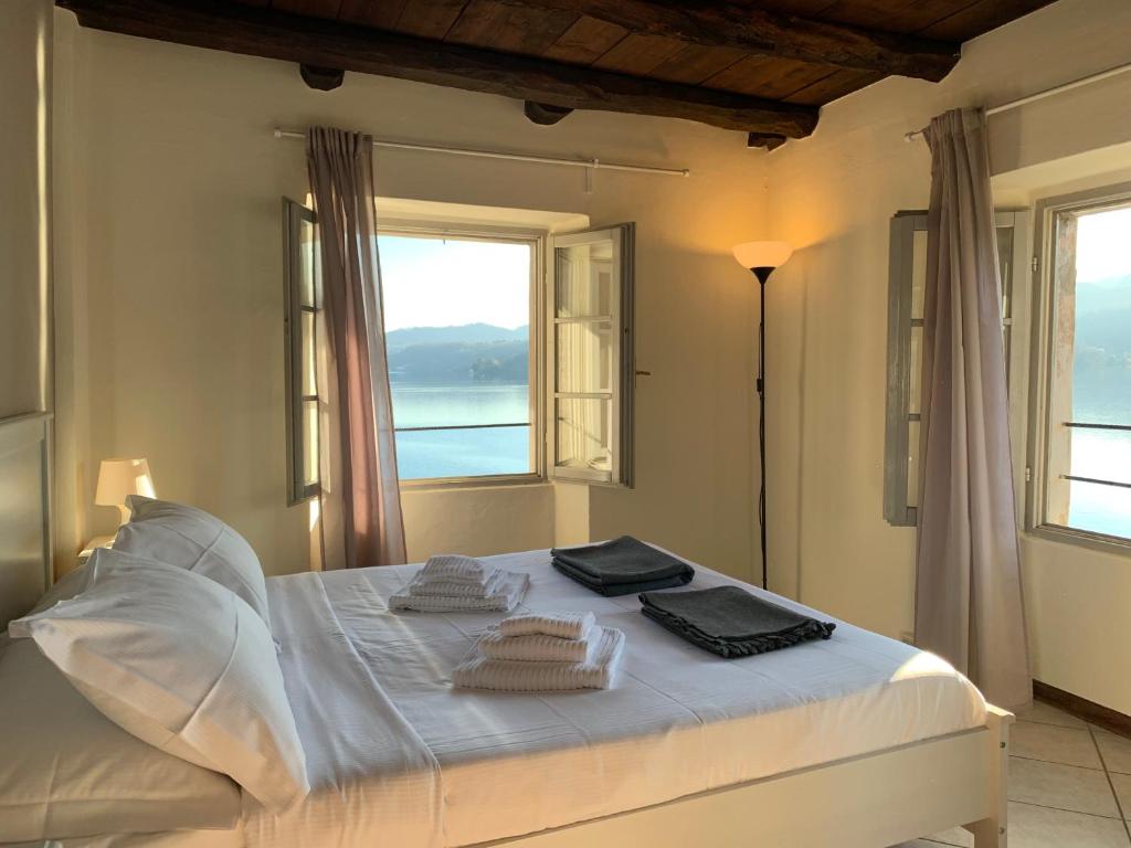 um quarto com uma cama branca e uma janela em -Ortaflats- Appartamento Belvedere em Orta San Giulio