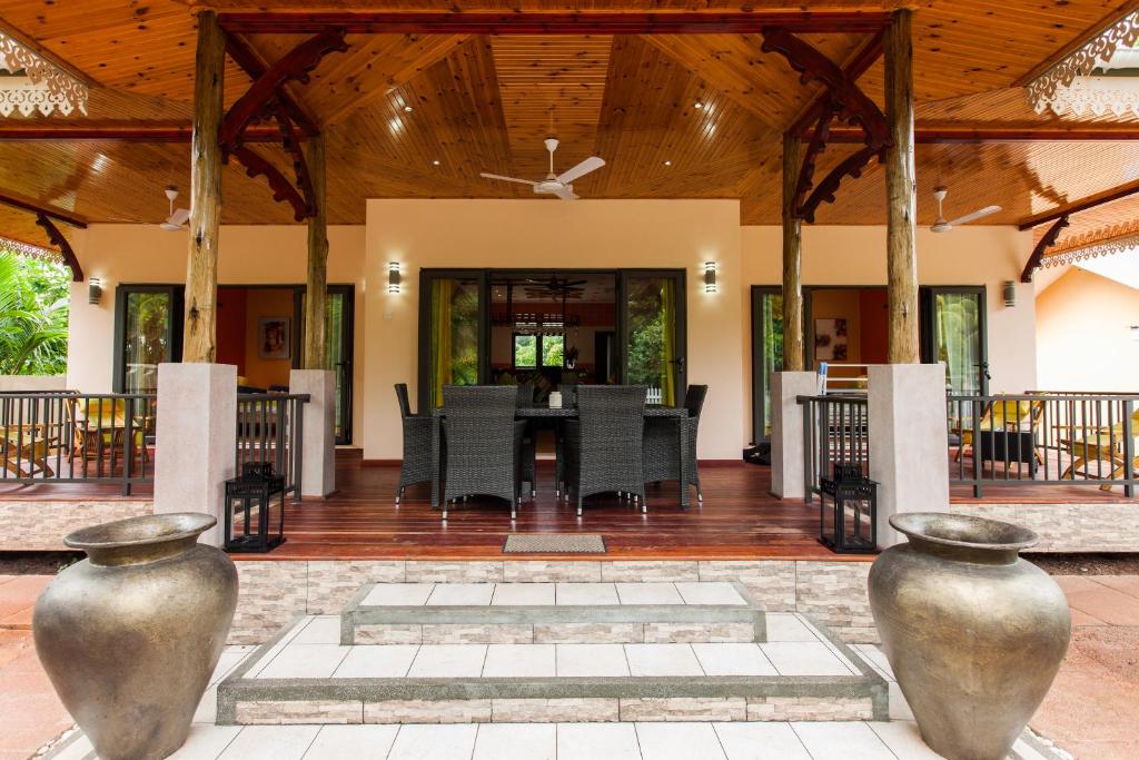 Otwarte patio z dwoma dużymi wazami na podłodze w obiekcie Casa De Leela Self Catering Guest House w mieście La Digue