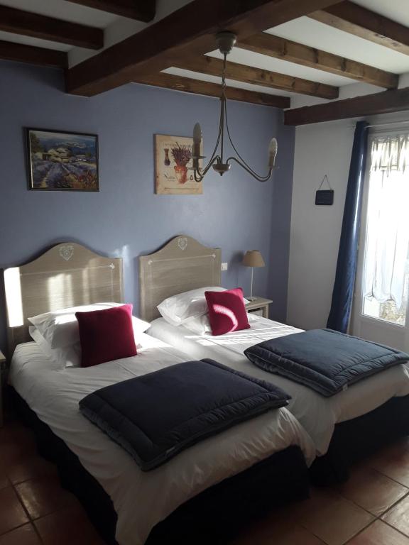 Een bed of bedden in een kamer bij Mas de l'ile