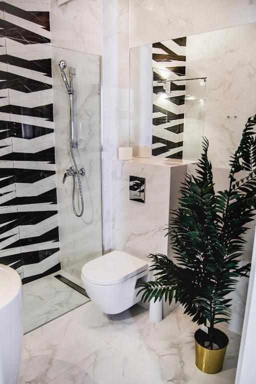 Kúpeľňa v ubytovaní Apartamenty Rakowicka WAWELOFTS