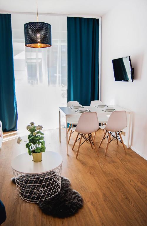 Televízia a/alebo spoločenská miestnosť v ubytovaní Apartamenty Rakowicka WAWELOFTS