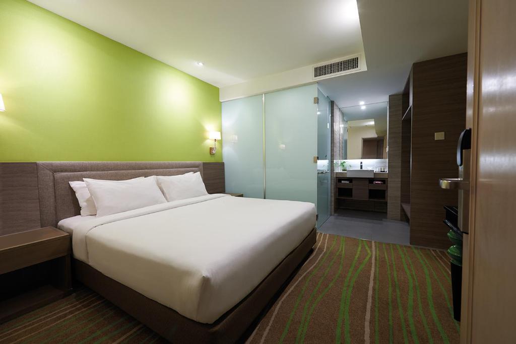 Postel nebo postele na pokoji v ubytování Cosmo Hotel Kuala Lumpur
