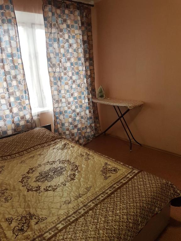 ラメンスコエにあるV Gostyakh U Skazkiのベッドルーム1室(カーテン付きのベッド1台、窓付)