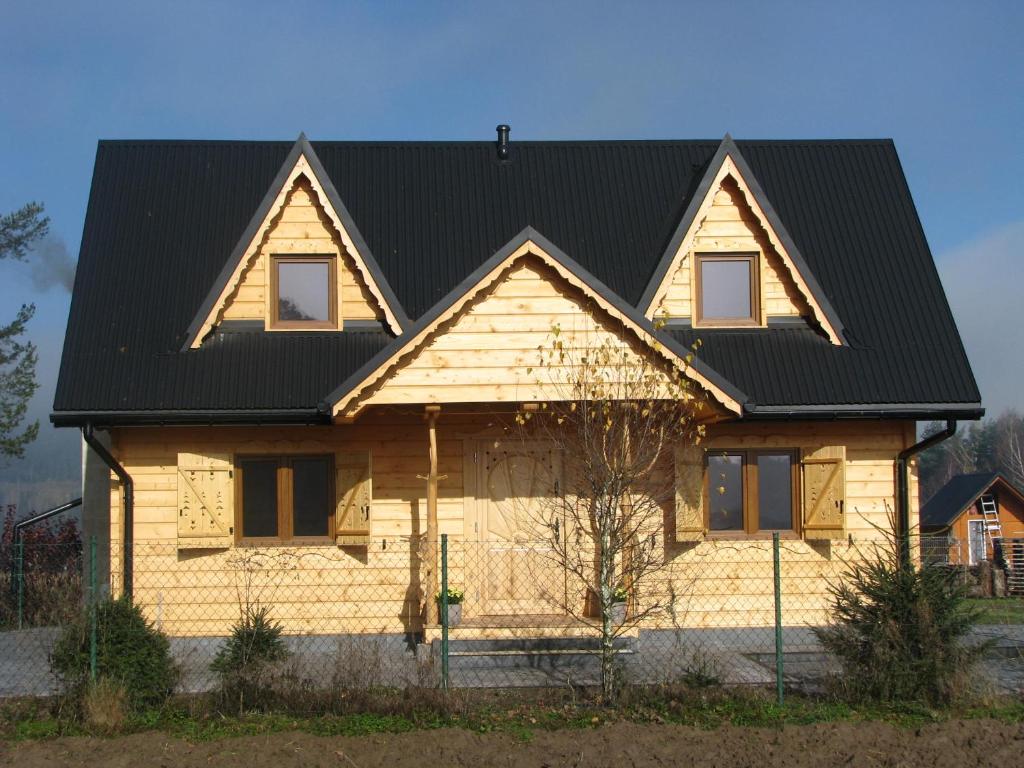 a house with a black roof at Osada Łopuszna in Łopuszna