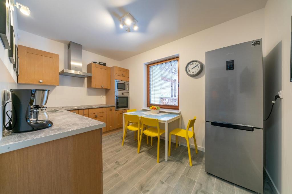Kuchnia lub aneks kuchenny w obiekcie RentPlanet - Apartamenty Szrenica