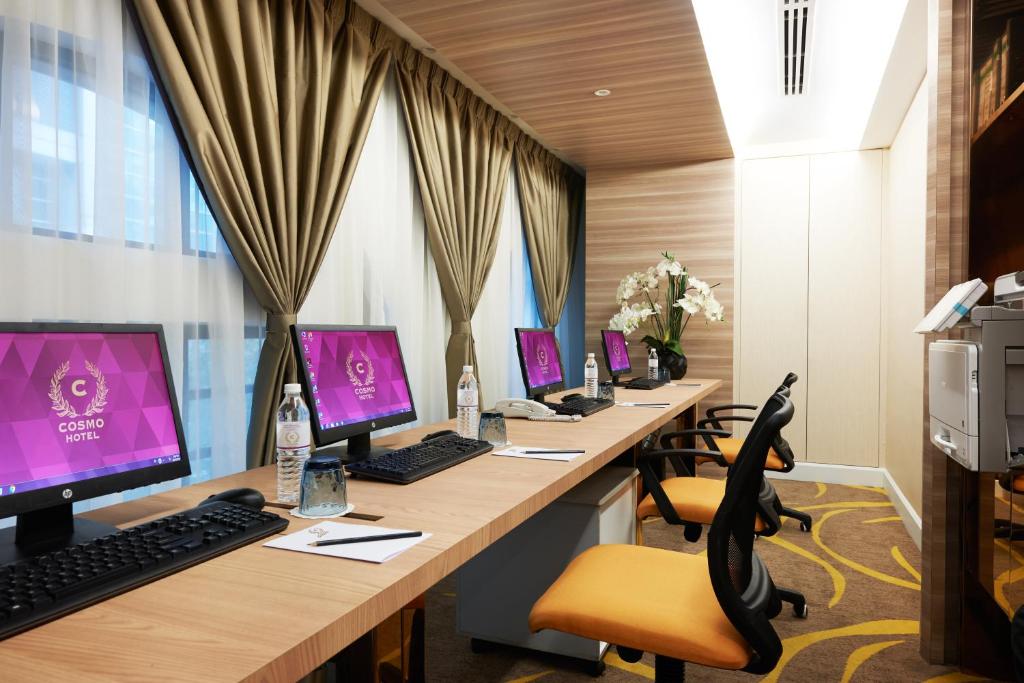 TV a/nebo společenská místnost v ubytování Cosmo Hotel Kuala Lumpur