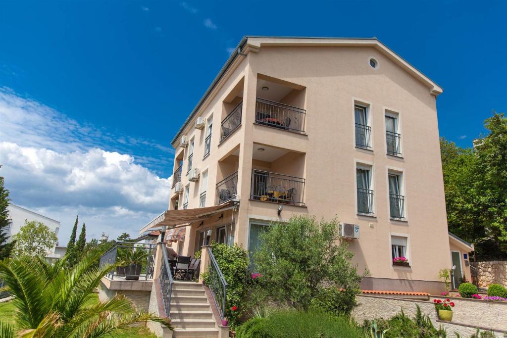 Budova, v ktorej sa apartmán nachádza