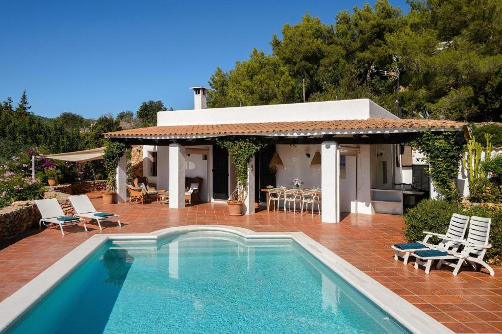 una piscina frente a una casa en Villa Patri, en Sant Carles de Peralta