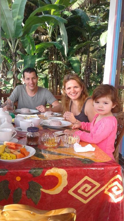 En familie der bor på Sun View Resort Kithalella