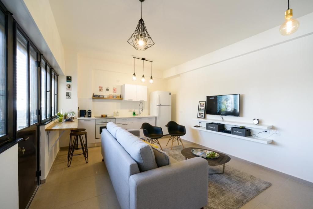 Khu vực ghế ngồi tại 16 HaRakevet Street - By Beach Apartments TLV