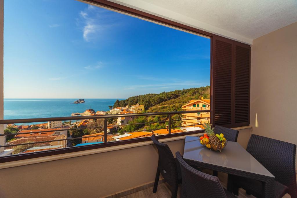 Elle comprend un balcon offrant une vue sur l'océan. dans l'établissement Belvedere Apartments, à Petrovac na Moru