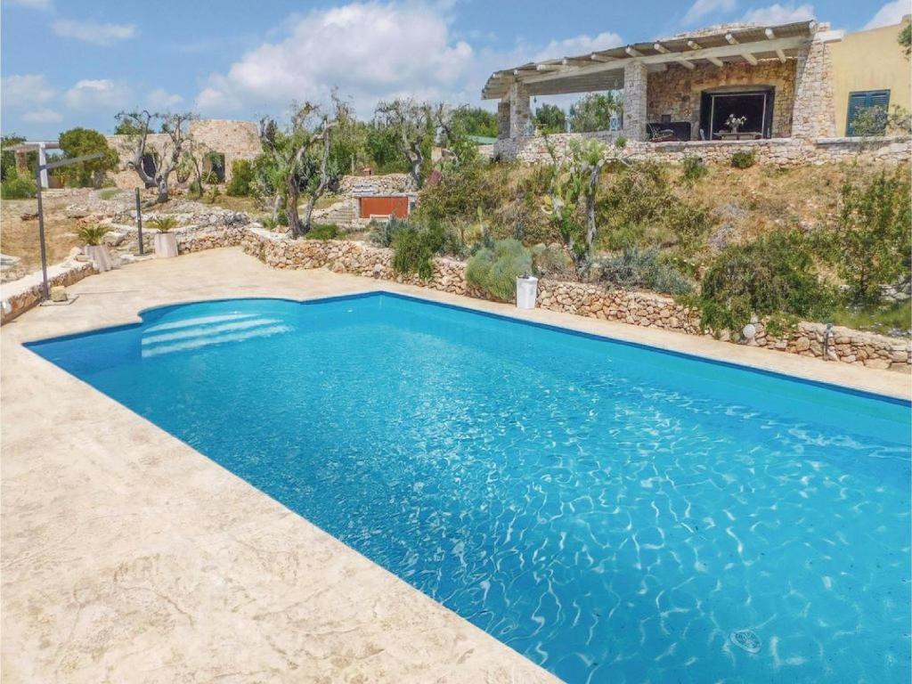 una piscina blu di fronte a una casa di Deluxe Pool Li Fani a Salve