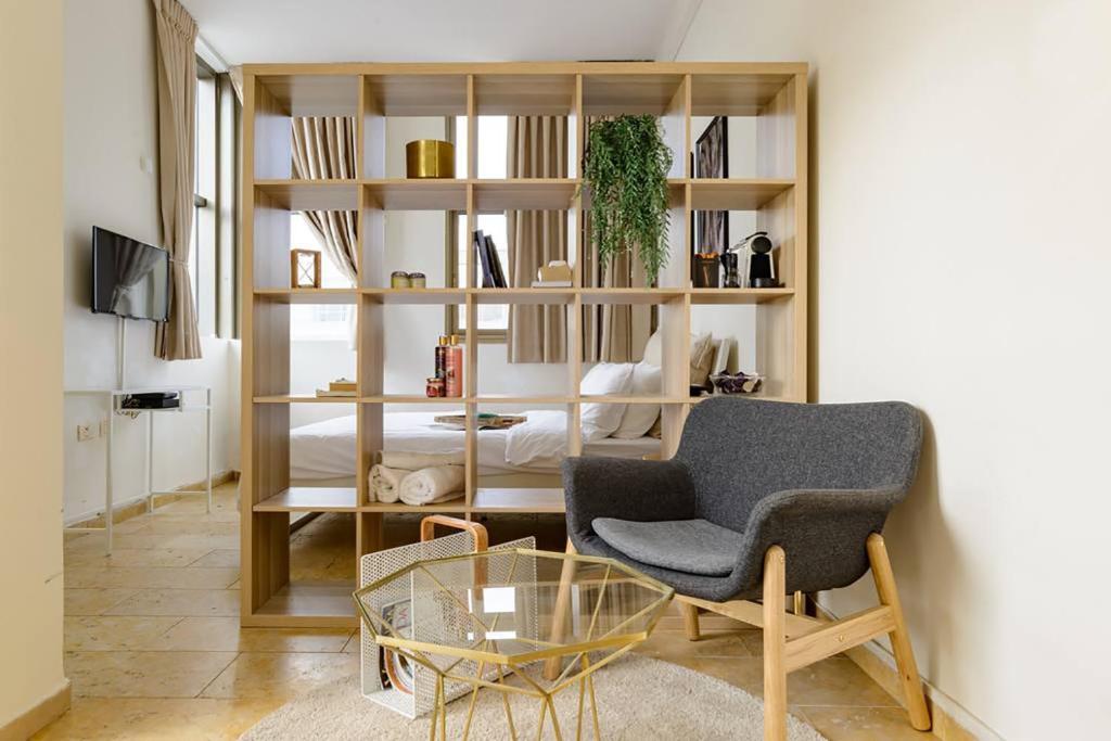 テルアビブにあるBright and spacious loft by the sea with Bomb Shelterの椅子とテーブルのあるリビングルーム