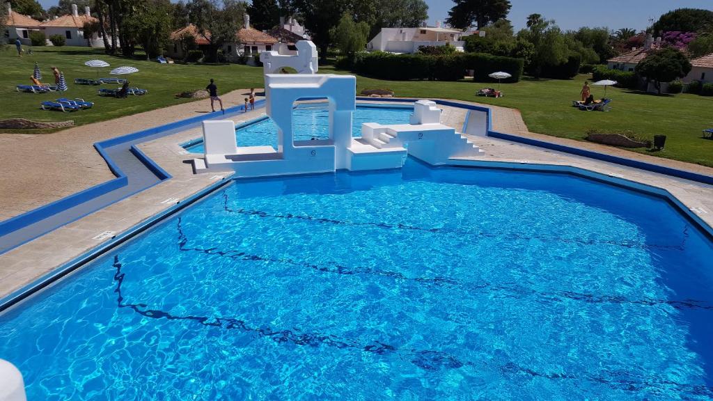 - une vue sur la piscine d'eau bleue dans l'établissement My cozy BEACH HOUSE, à Tavira