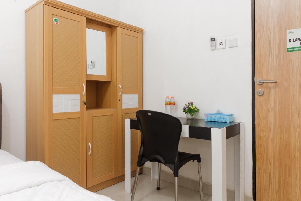 Postel nebo postele na pokoji v ubytování RedDoorz Syariah near RSU Suaka Insan Banjarmasin