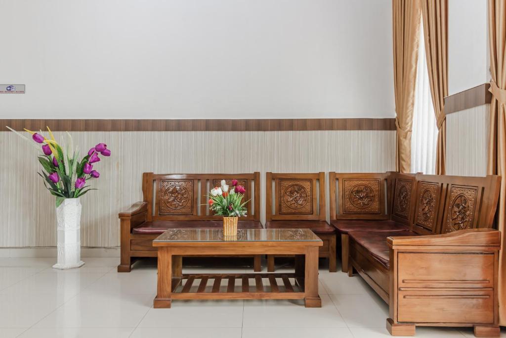 Posezení v ubytování RedDoorz Syariah near RSU Suaka Insan Banjarmasin