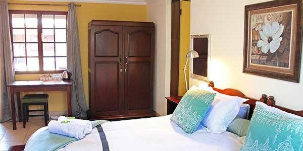 Postel nebo postele na pokoji v ubytování Greenleaf Guest Lodge