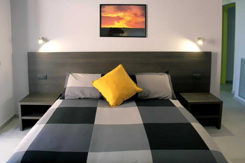 Postel nebo postele na pokoji v ubytování EasyRoom Frosinone - Casello Autostradale