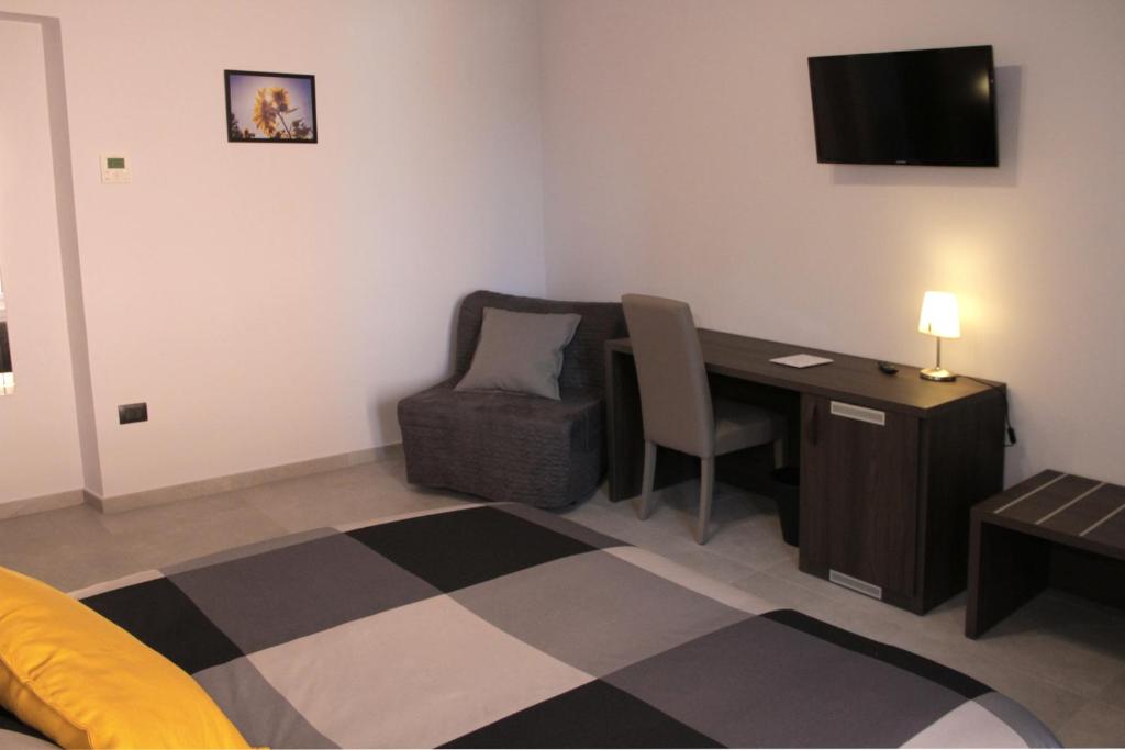 TV a/nebo společenská místnost v ubytování EasyRoom Frosinone - Casello Autostradale