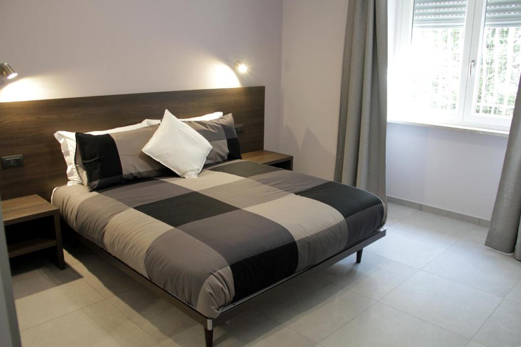 Postel nebo postele na pokoji v ubytování EasyRoom Frosinone - Casello Autostradale
