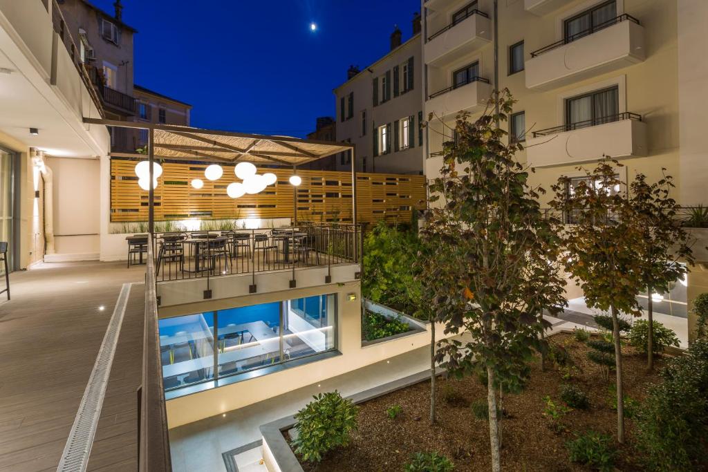 Bazén v ubytování Nemea Appart Hotel Cannes Palais nebo v jeho okolí
