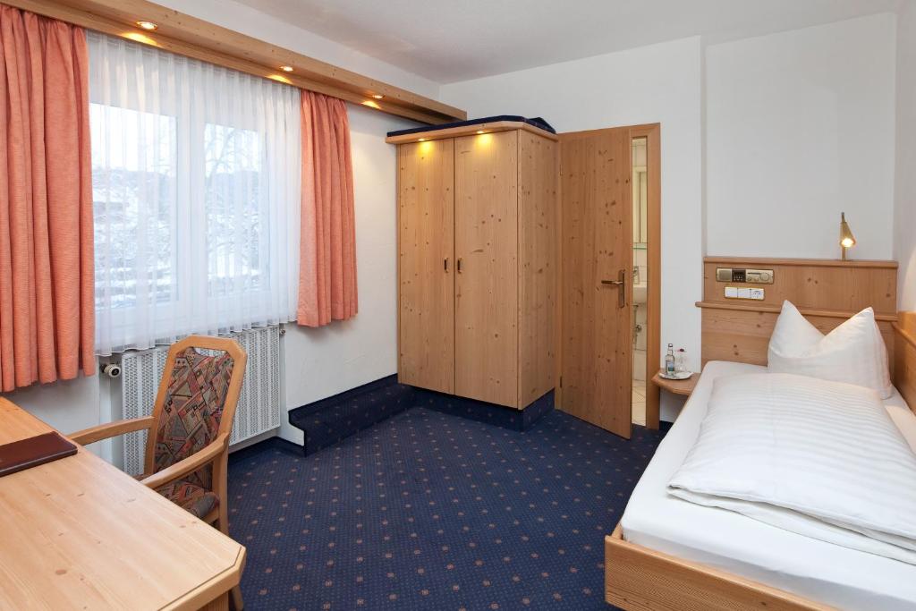 Postel nebo postele na pokoji v ubytování Hotel garni Kappeler-Haus