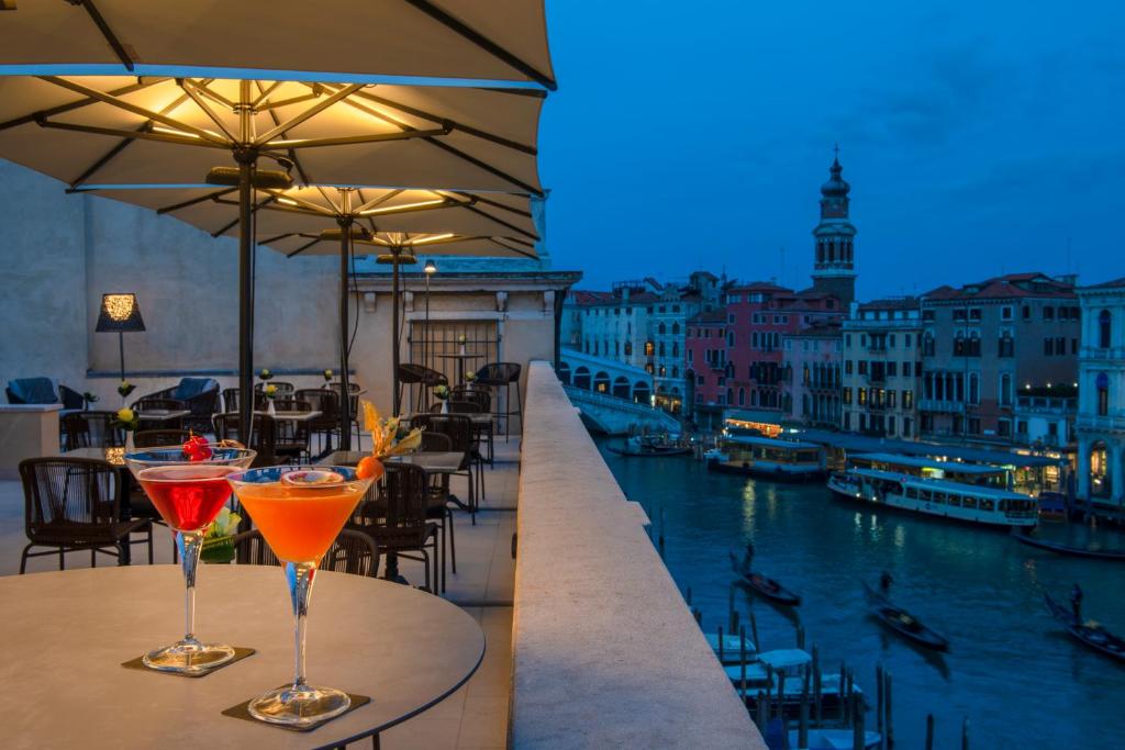 - deux cocktails sur une table avec vue sur un canal dans l'établissement H10 Palazzo Canova, à Venise
